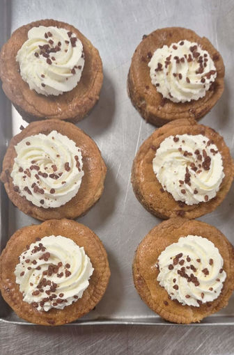 Afbeelding van Appelkoek met slagroom en kaneel